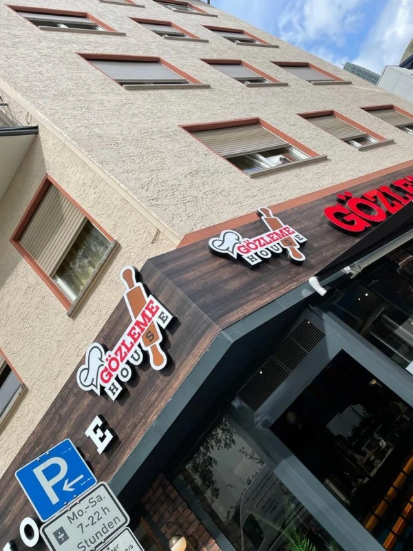 Leuchtreklame an der Fassade