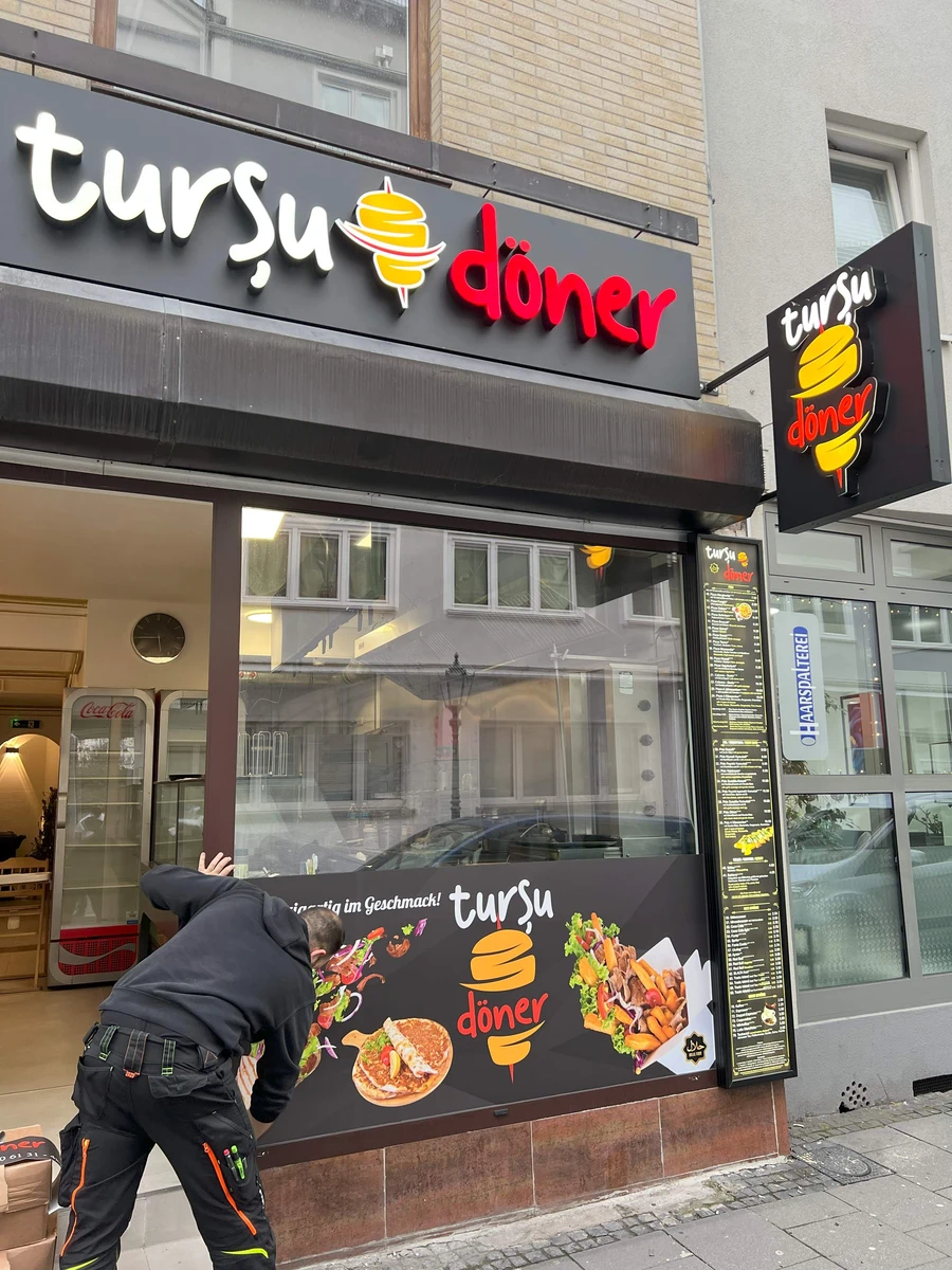 Schaufensterbeklebt am Schaufenster
