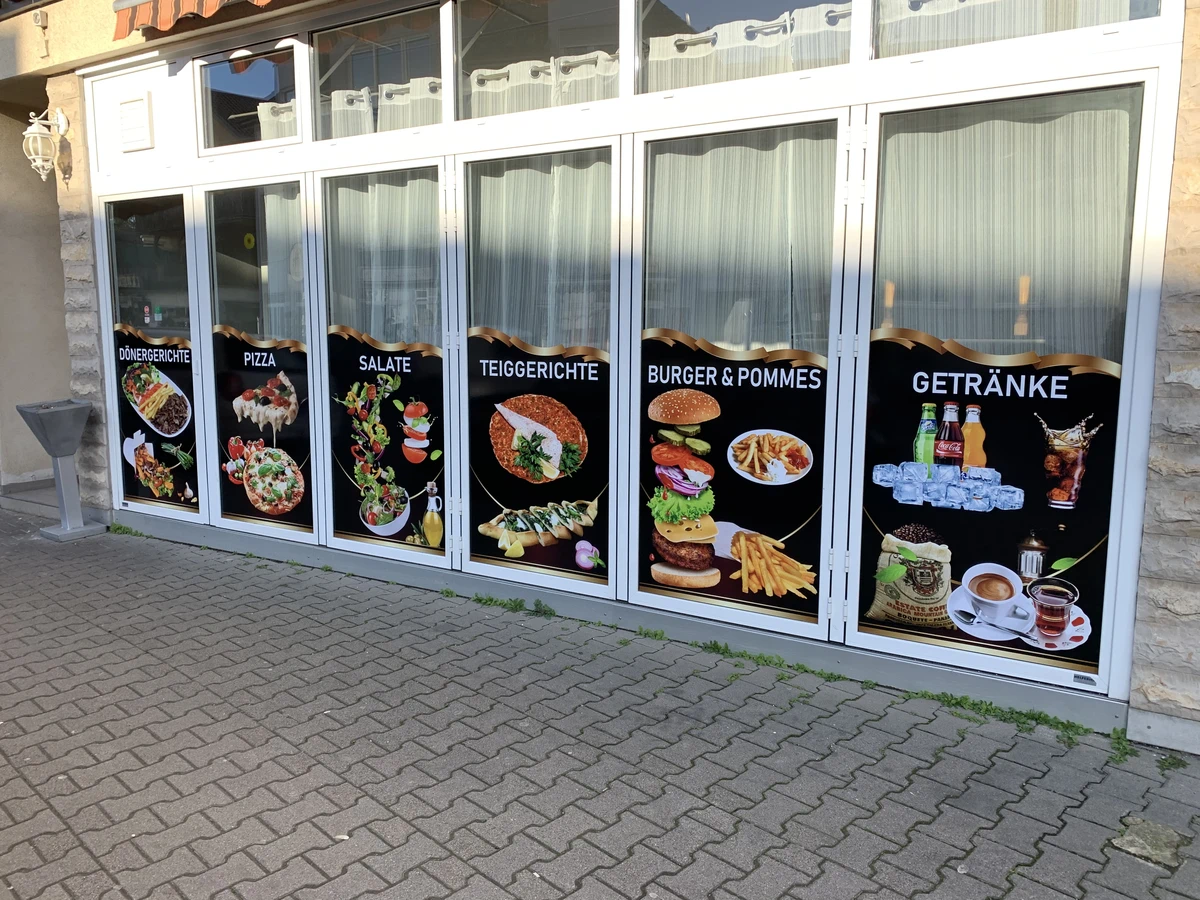 Halbbeklebt am Schaufenster