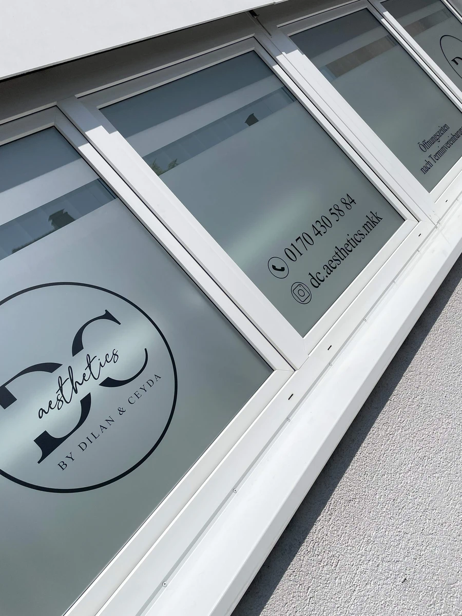 Milchfolie am fenster beklebt