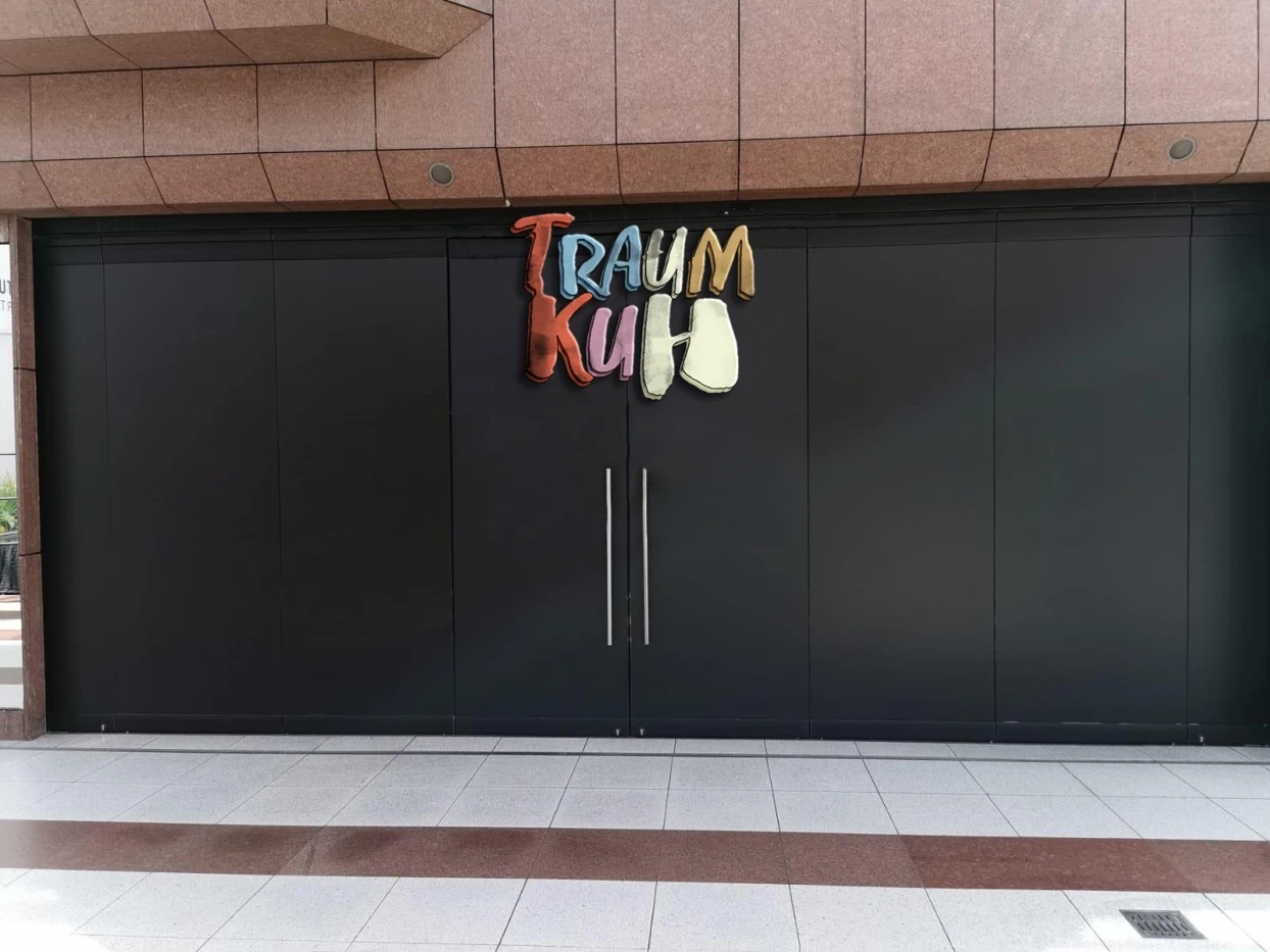 Schaufensterbeklebt mit gesamt Folie  mit logo