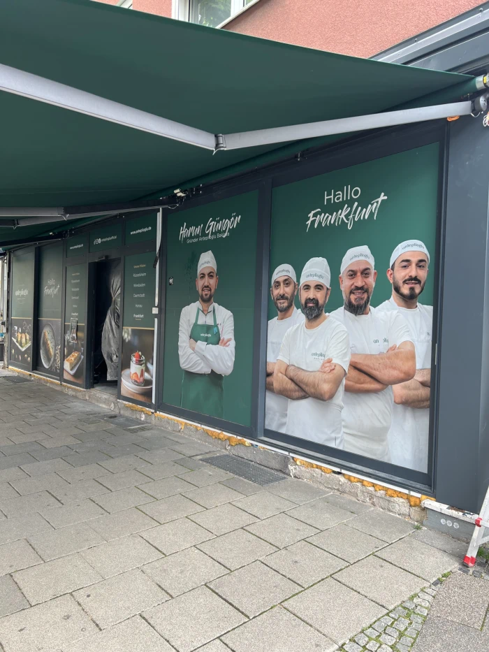 Schaufenster foliert firmen slogan