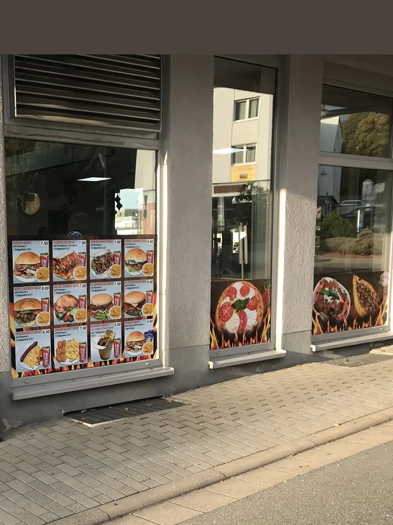 Schaufenster mit Menü am Schaufensterbekelbt