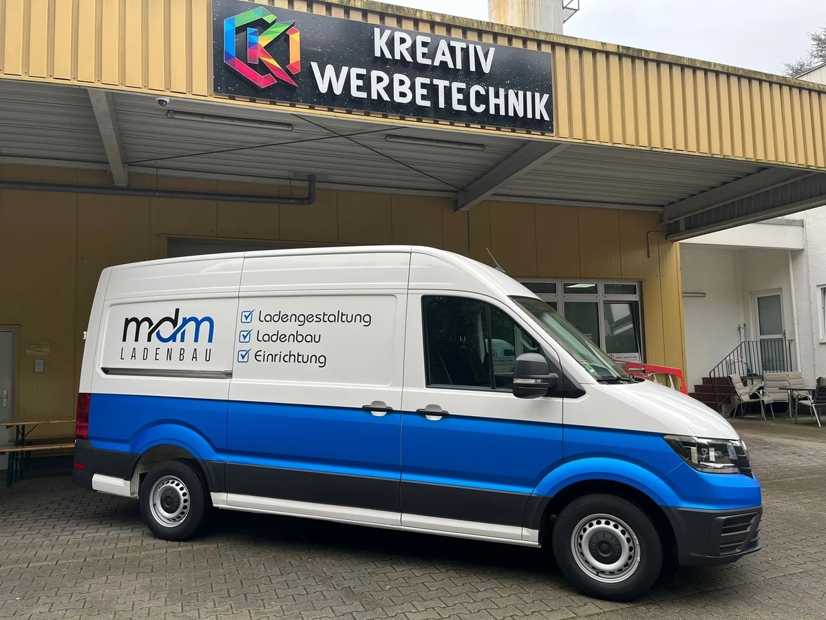 Transporter mit Logo und Beschriftung