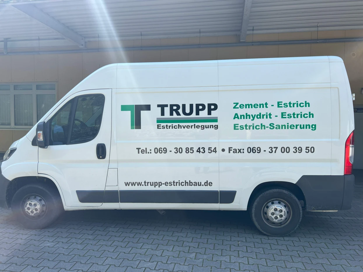 Transporter seitlicher ansicht mit Logo und Beschriftung