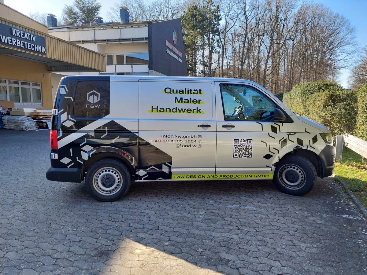 Seitliche Werbung am Transporter