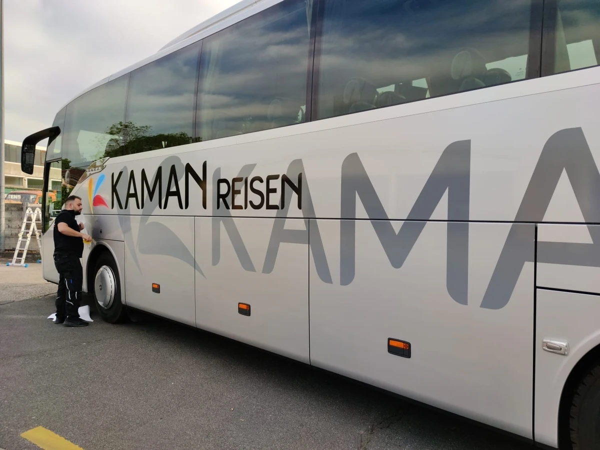 Reisebuss mit Beschriftung