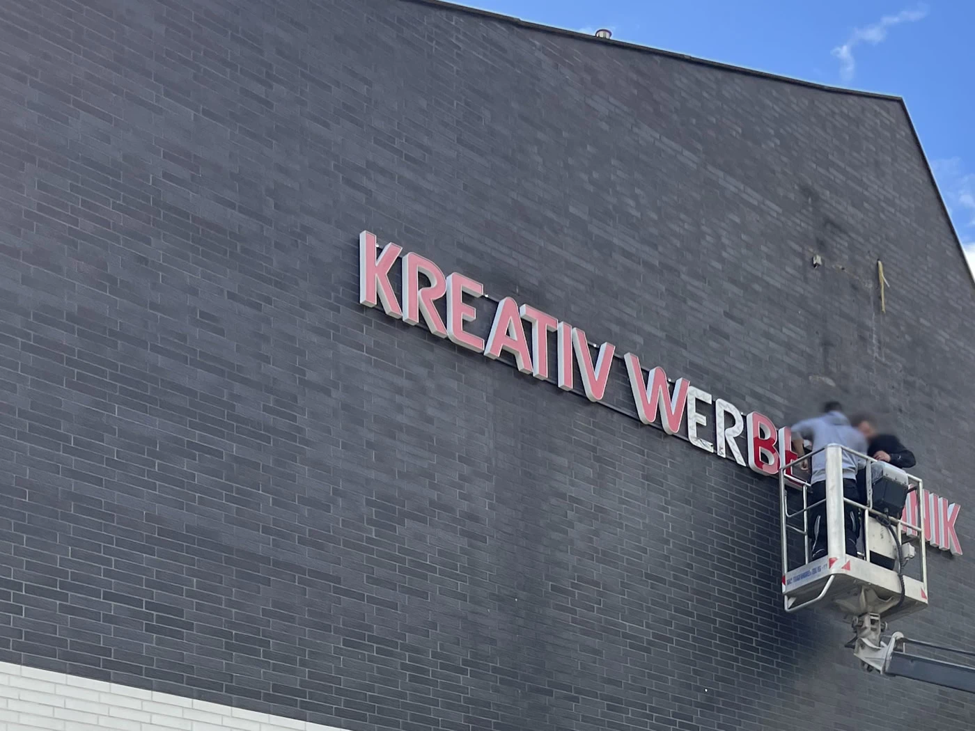 3d Buchstaben als Leuchtreklame und montage an der fassade