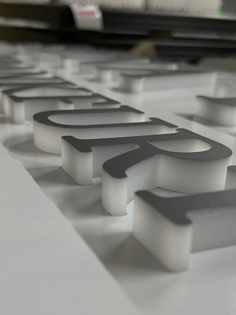 Leuchtbuchstaben aus Acryl